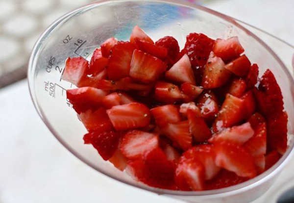 Marinating strawberries